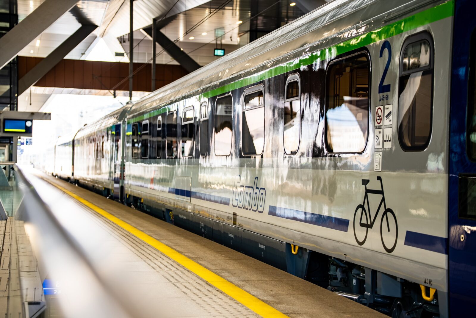 Wagon pociągu PKP IC Combo na stacji dworcowej
